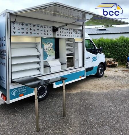 Camion Office de tourisme ouvert au bord de la mer