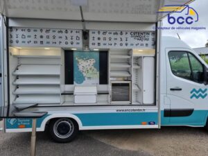 Camion Office de tourisme ouvert de face