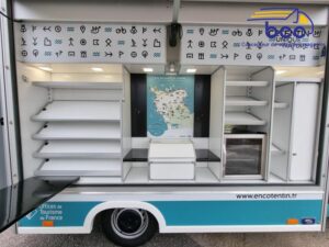 Camion Office de tourisme ouvert de face